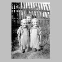 108-0012 Rudi Liedtke, geb. 1934, mit den Zwillingen Anita und Ingrid Liedtke, geb. 1937.jpg